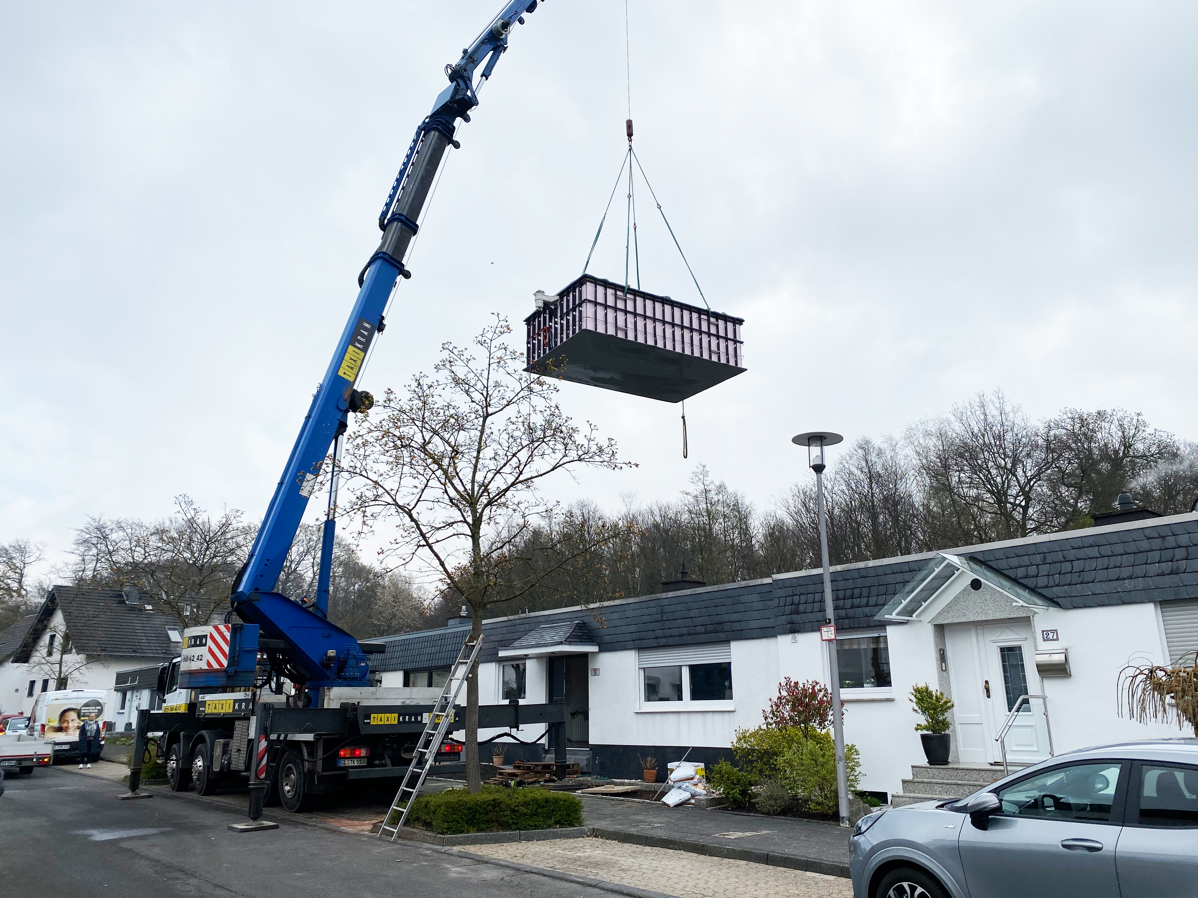 Pool Anlieferung Kran