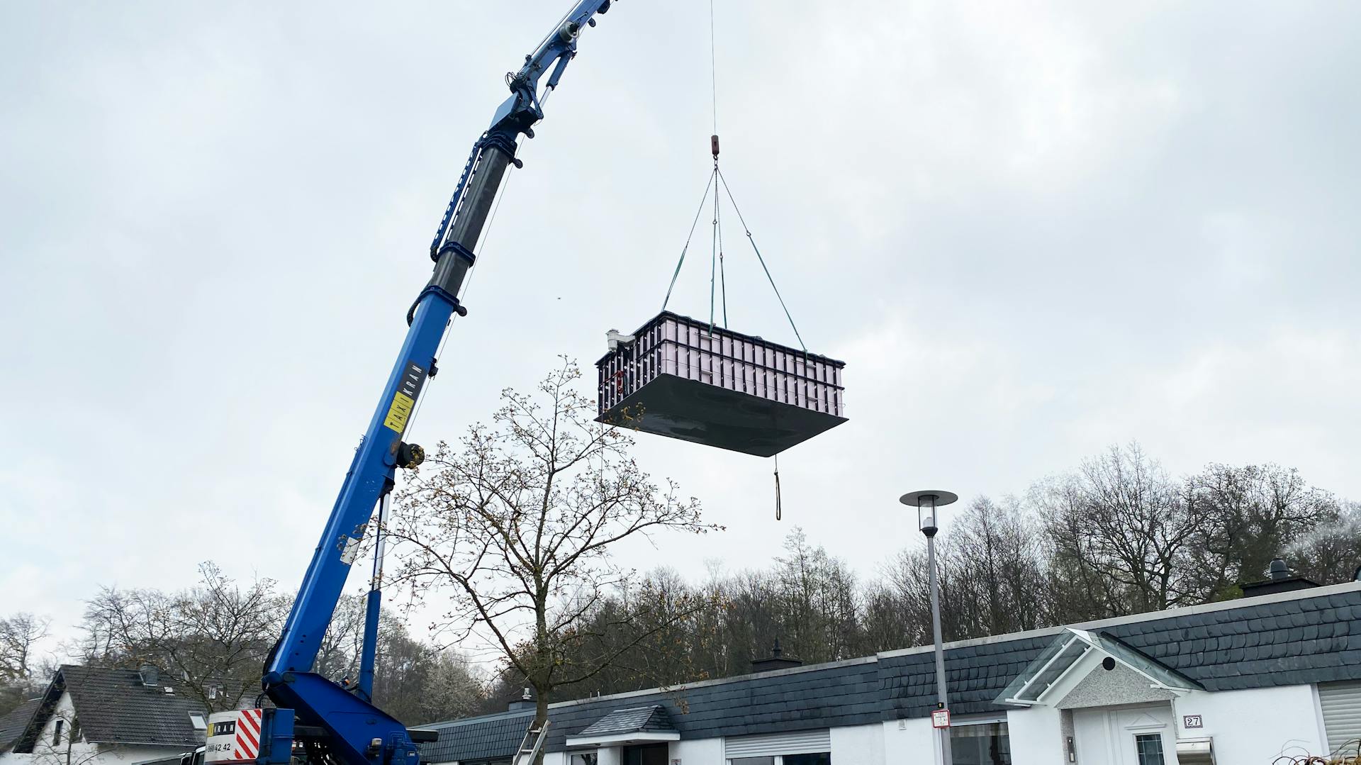 Pool Anlieferung Kran