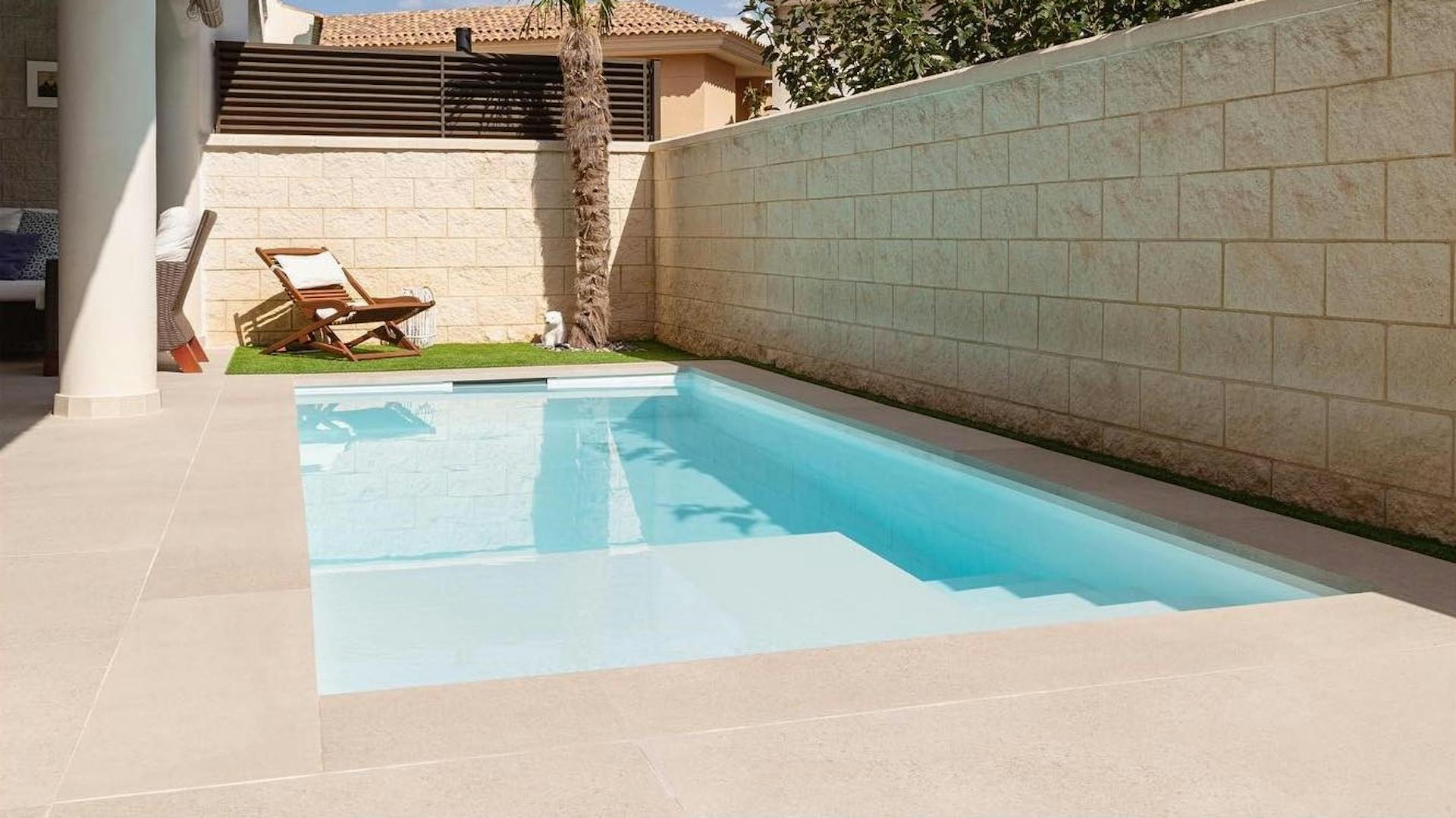 Pool mit Polygonalplatten Terrasse