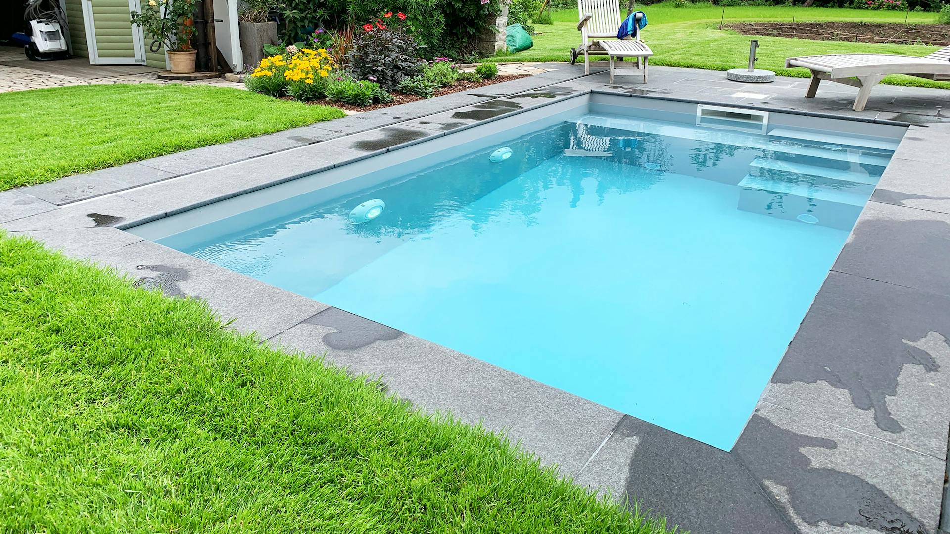 Pool mit Polygonalplatten Terrasse