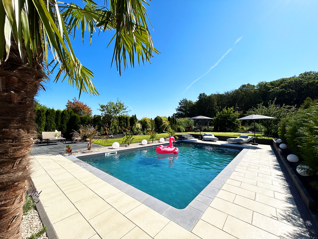 Gartenpool mit großer Terrasse