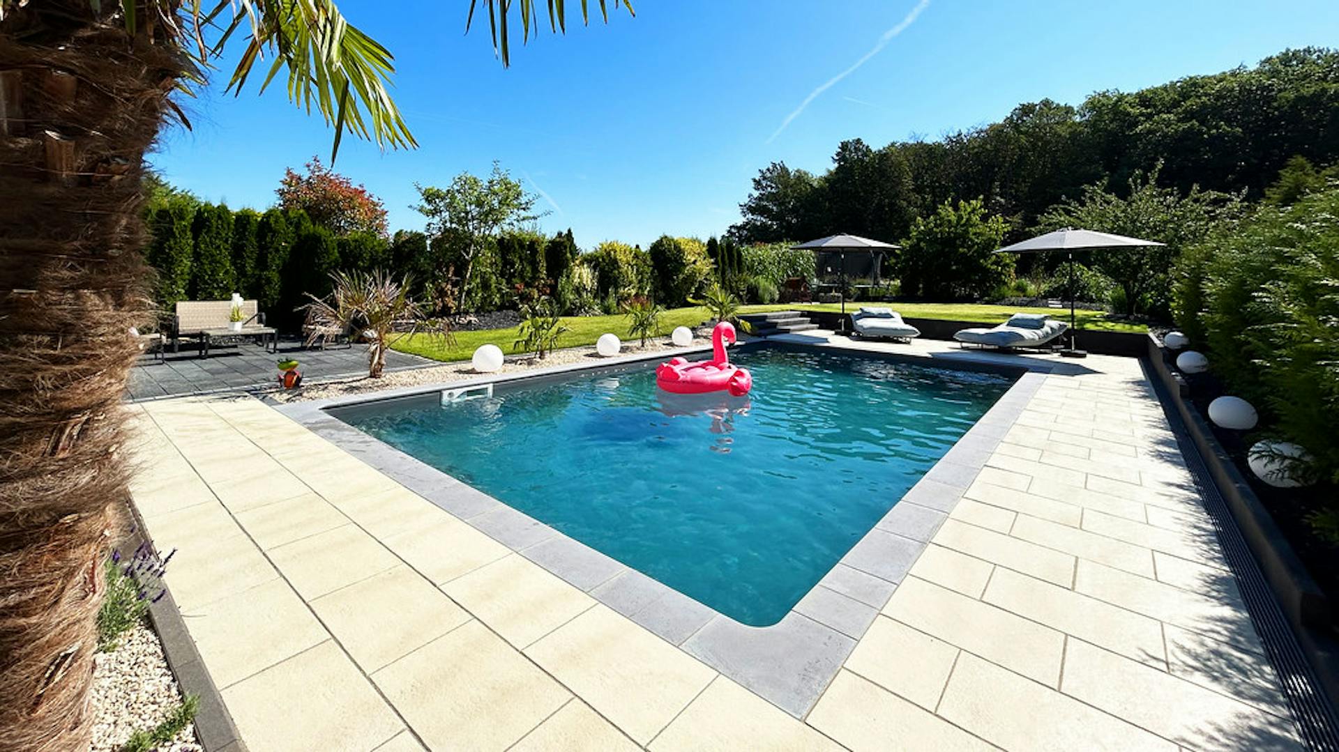 Gartenpool mit großer Terrasse