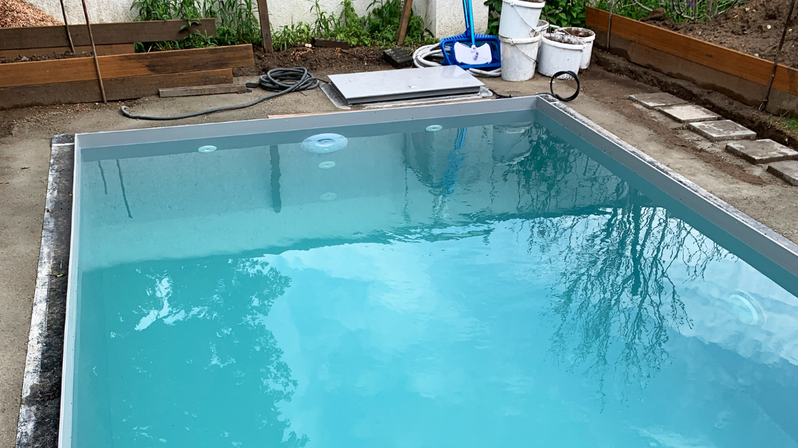 Pool mit verfülltem Rand