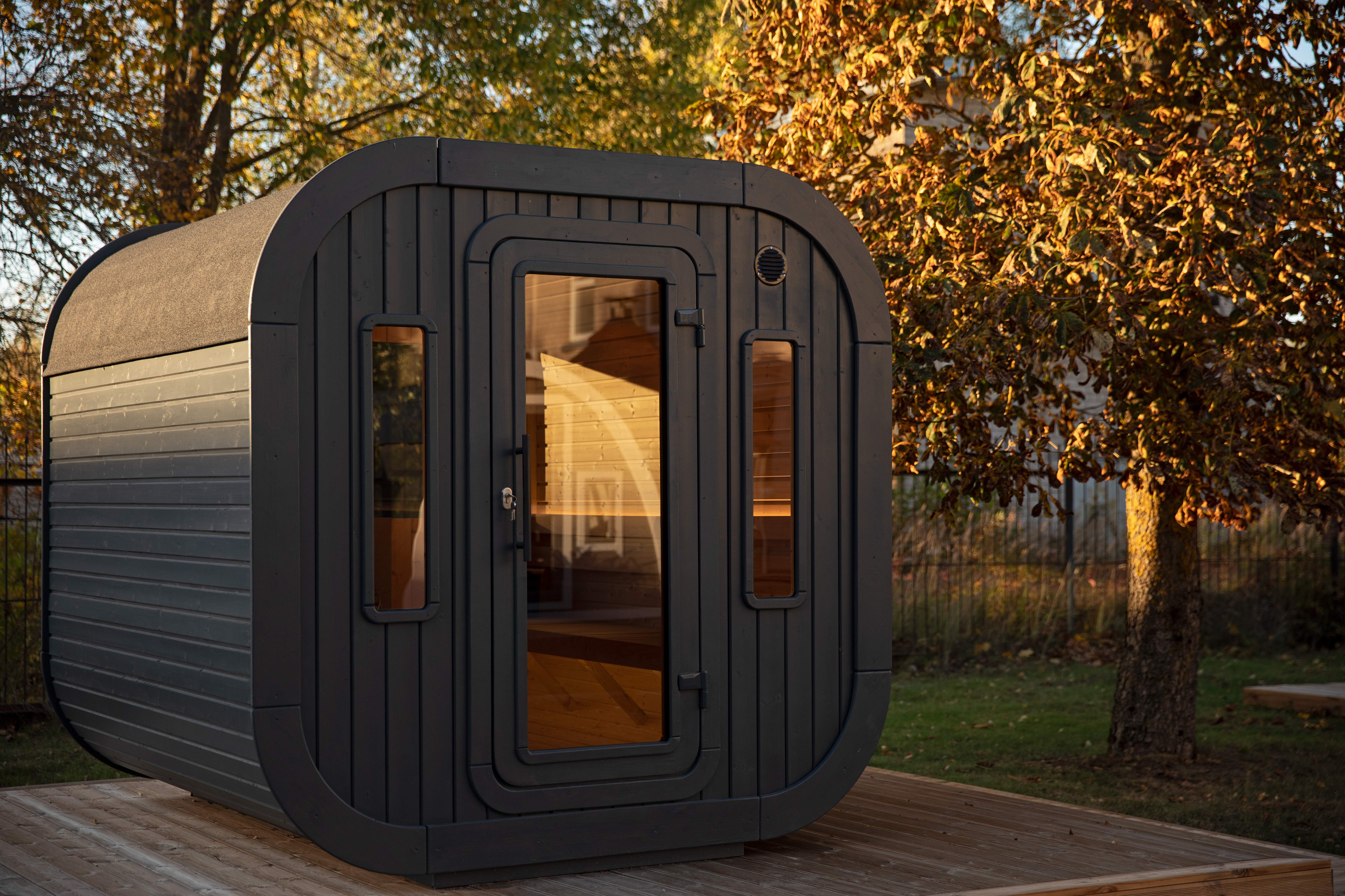 Freistehende Sauna im Garten