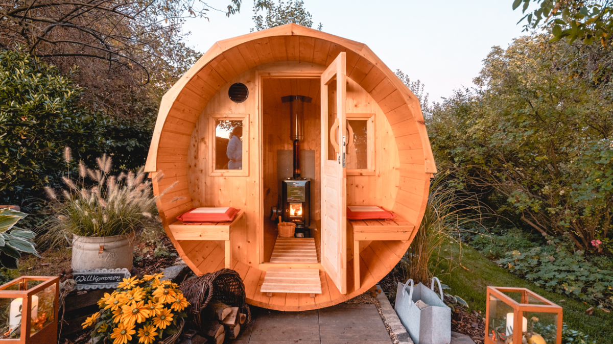 Fasssauna im Garten, dekoriert mit Blumen