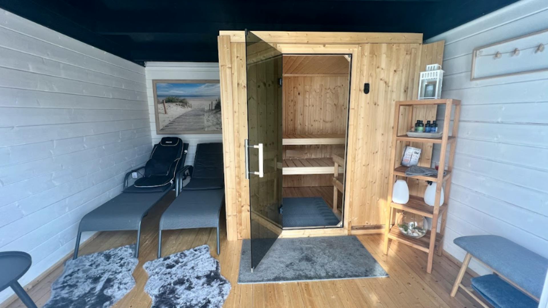 Innensauna mit Glastür und Liegefläche