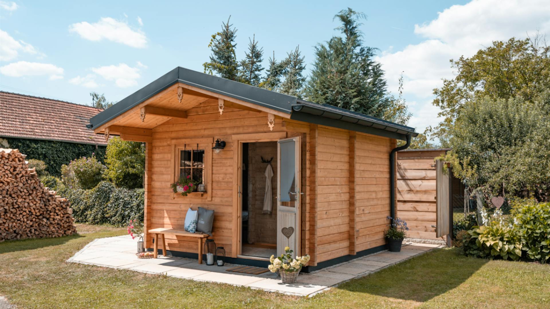 Saunahaus mit Vordach und Vorraum