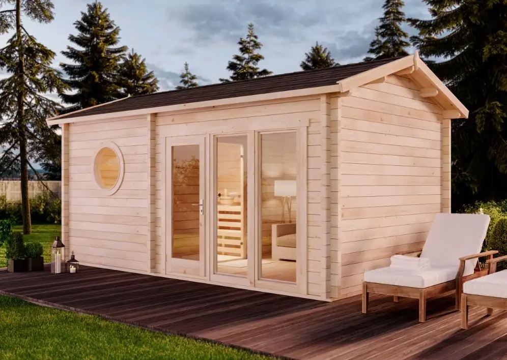 Kleine Sauna mit einer Glastür im Garten