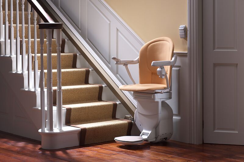 Treppenlift für Zuhause in Ocker für gerade Treppe