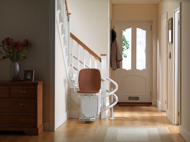 Treppenlift für Zuhause in Walnuss für kurvige Treppe