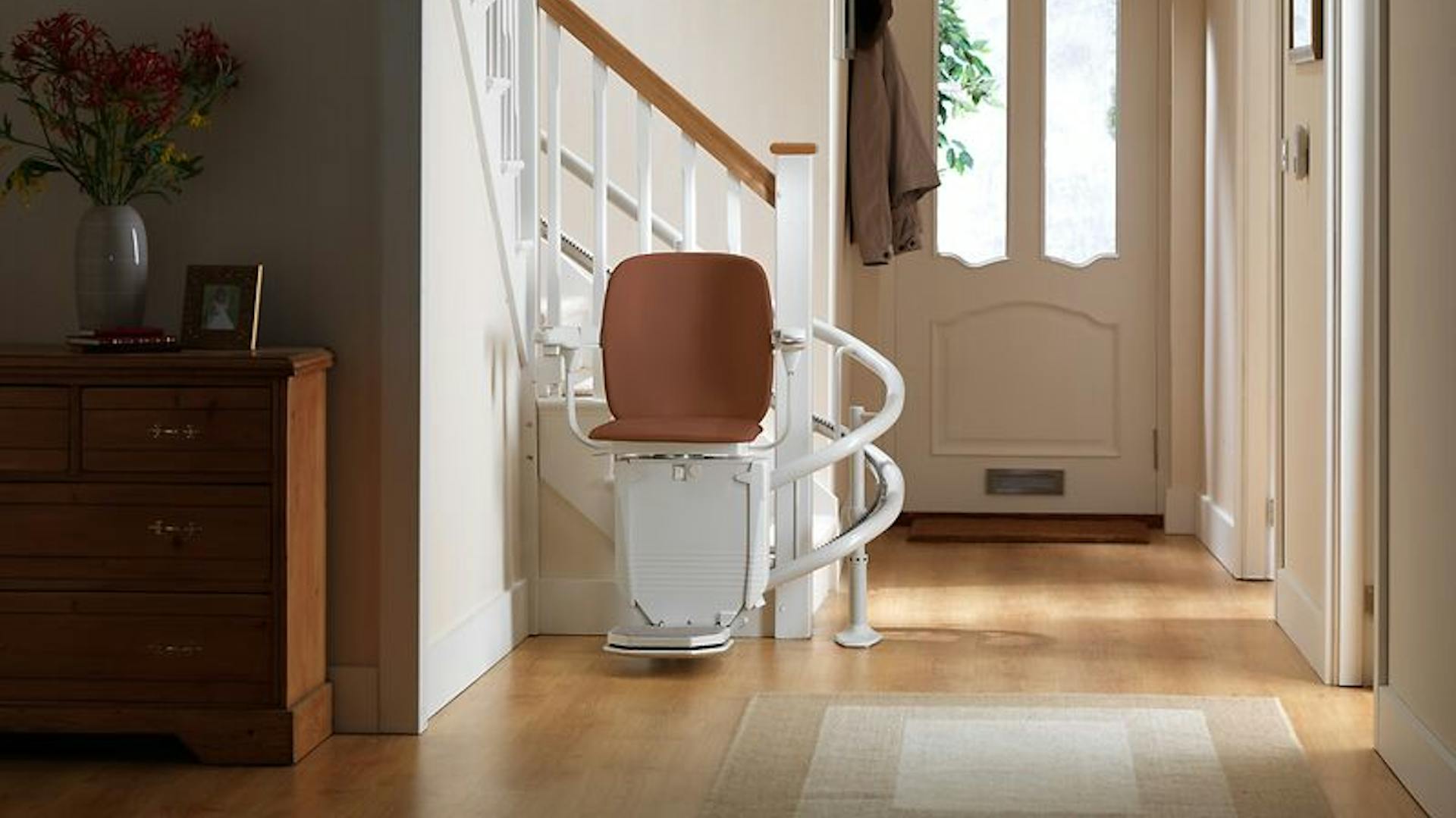 Treppenlift für Zuhause in Walnuss für kurvige Treppe