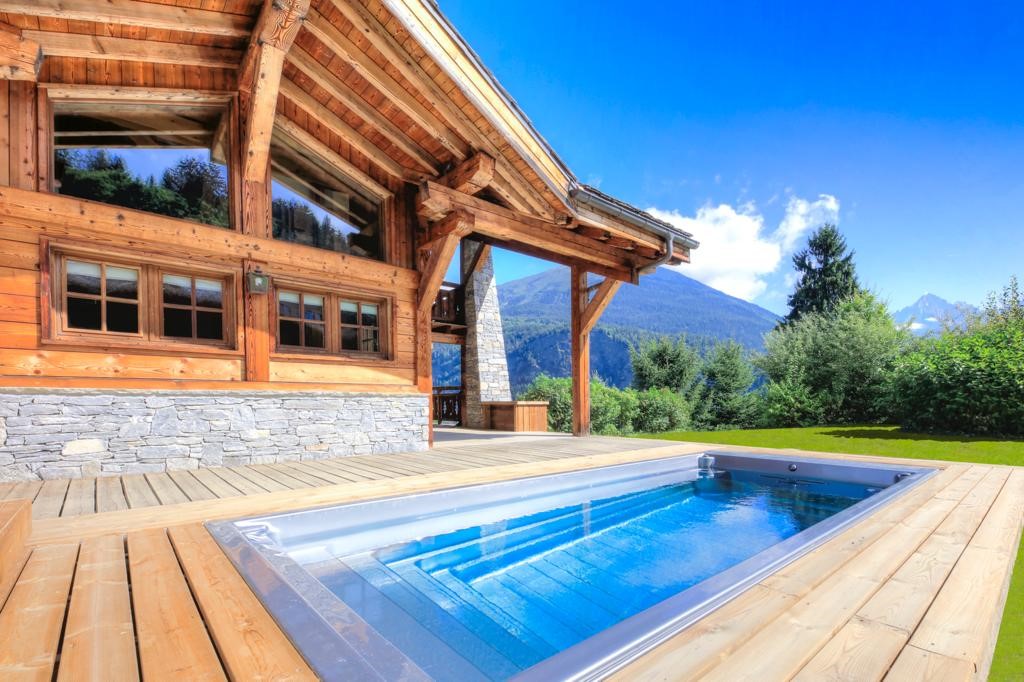 Swim Spa auf einer Holzterrasse in den Bergen