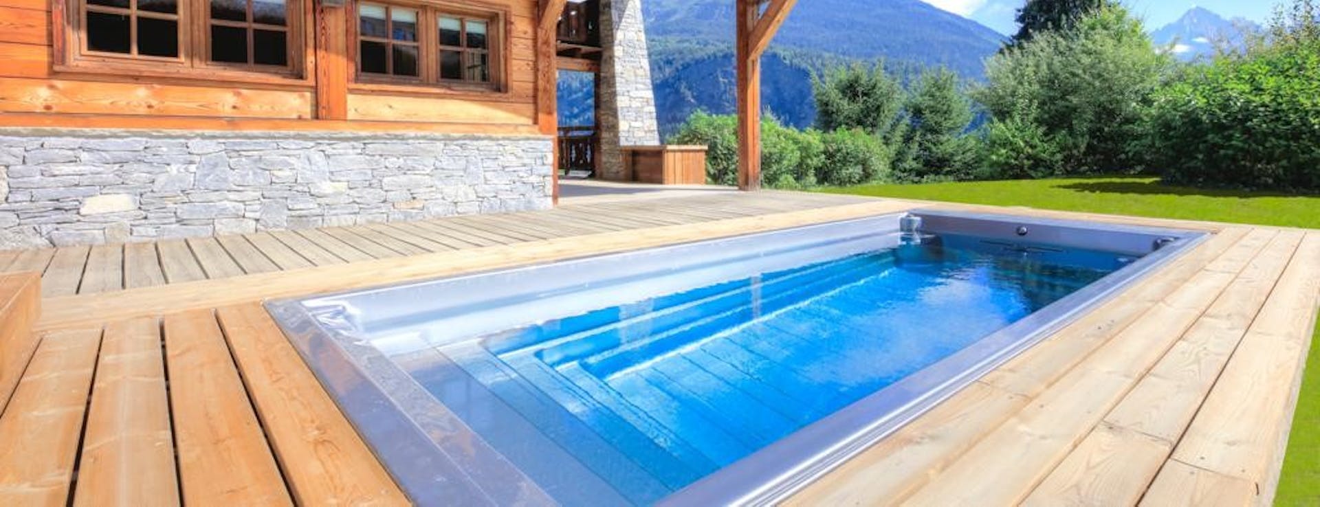 Swim Spa auf einer Holzterrasse in den Bergen