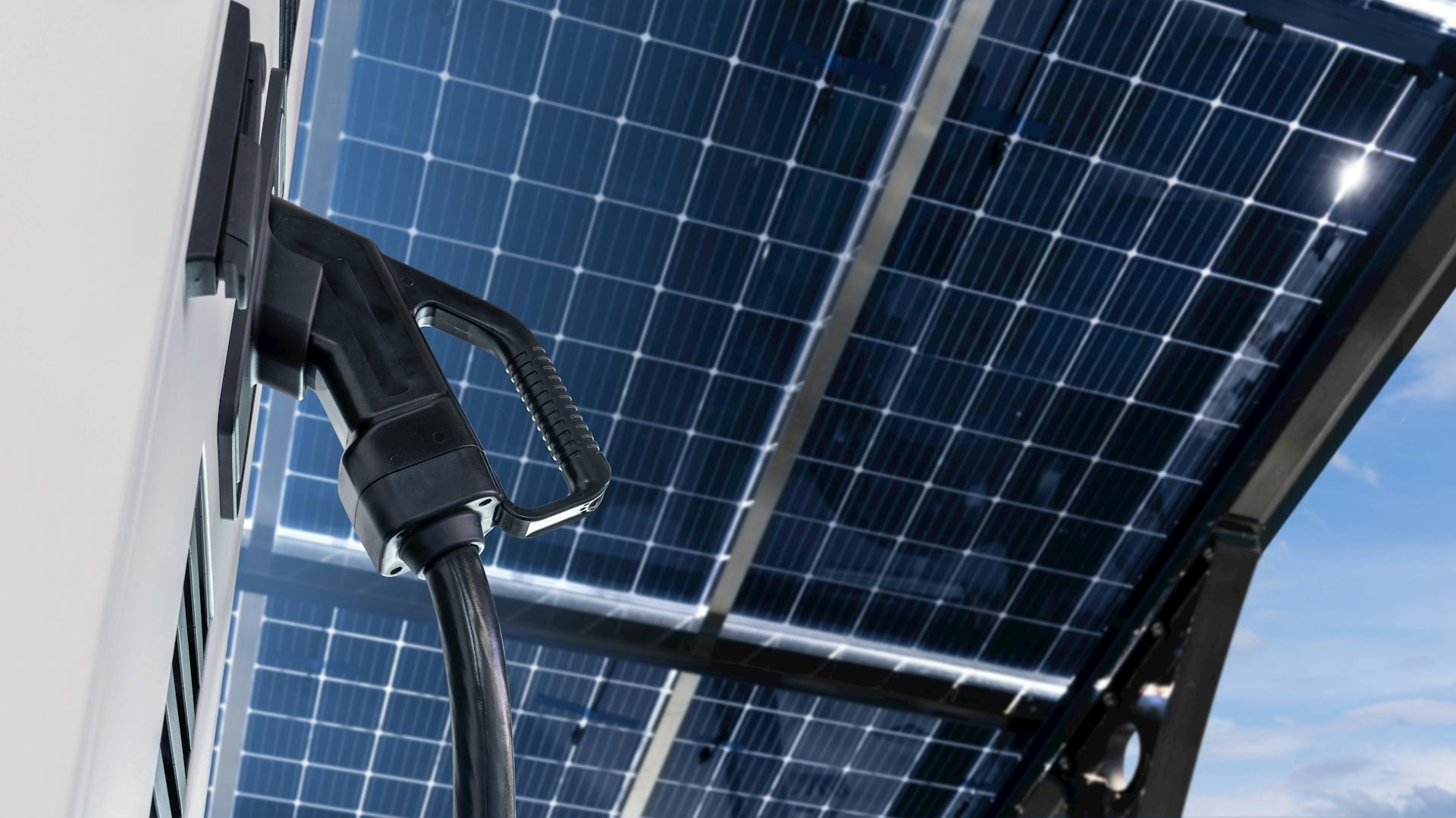 Holzcarport mit Solardach und Wallbox