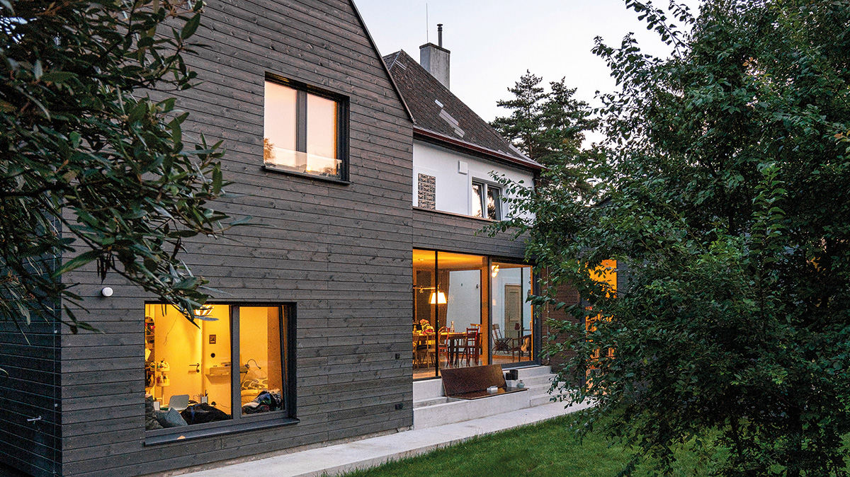 Ein Fenster in einem modernen Neubau bei Abenddämmerung, das sanftes Abendlicht einfängt.