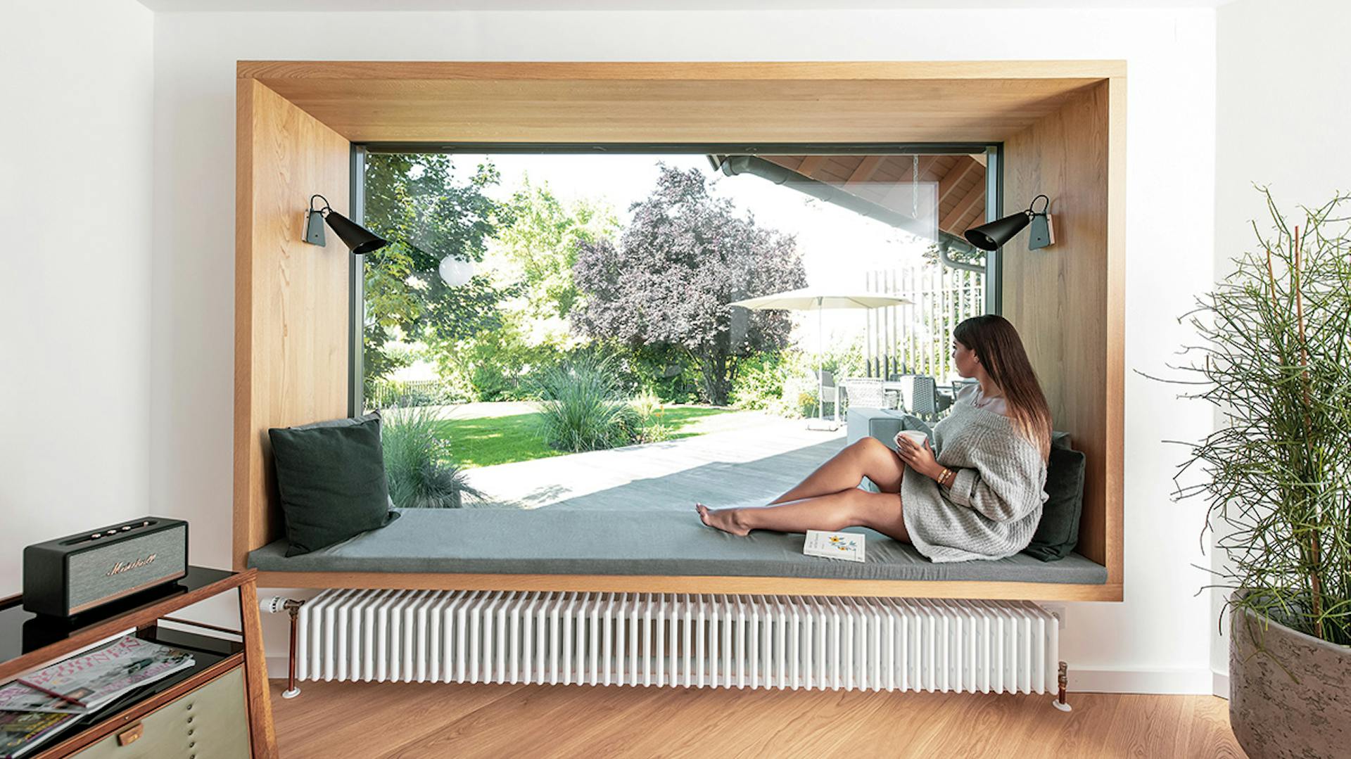 Geräumiges Panoramafenster mit einer einladenden Fensterbank zum Entspannen.