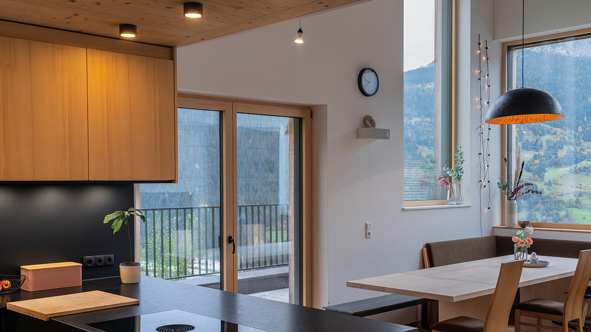 Fenster in der Küche in unterschiedlichen Höhen und Größen