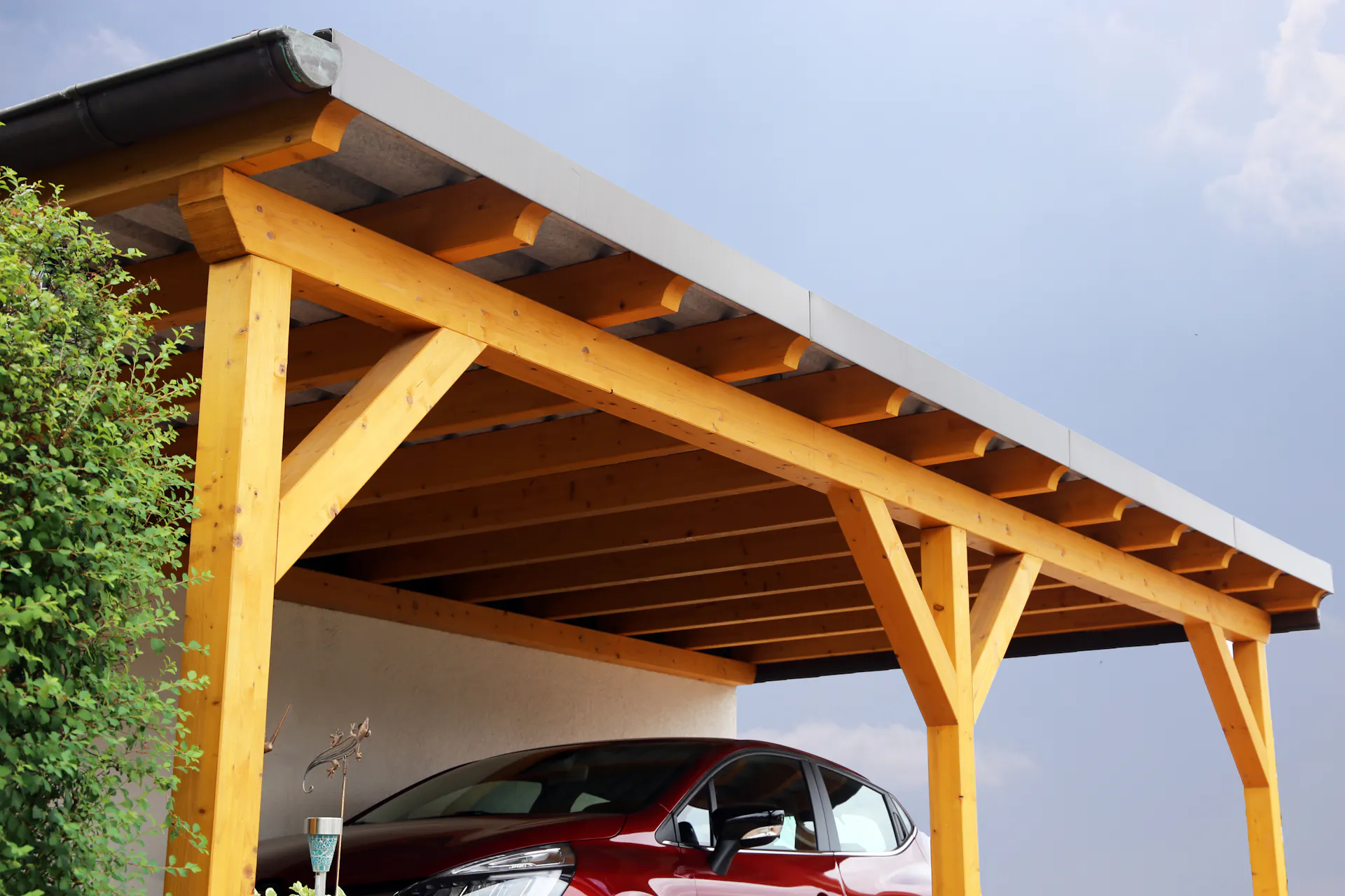 Carport aus Holz mit Seitenwand