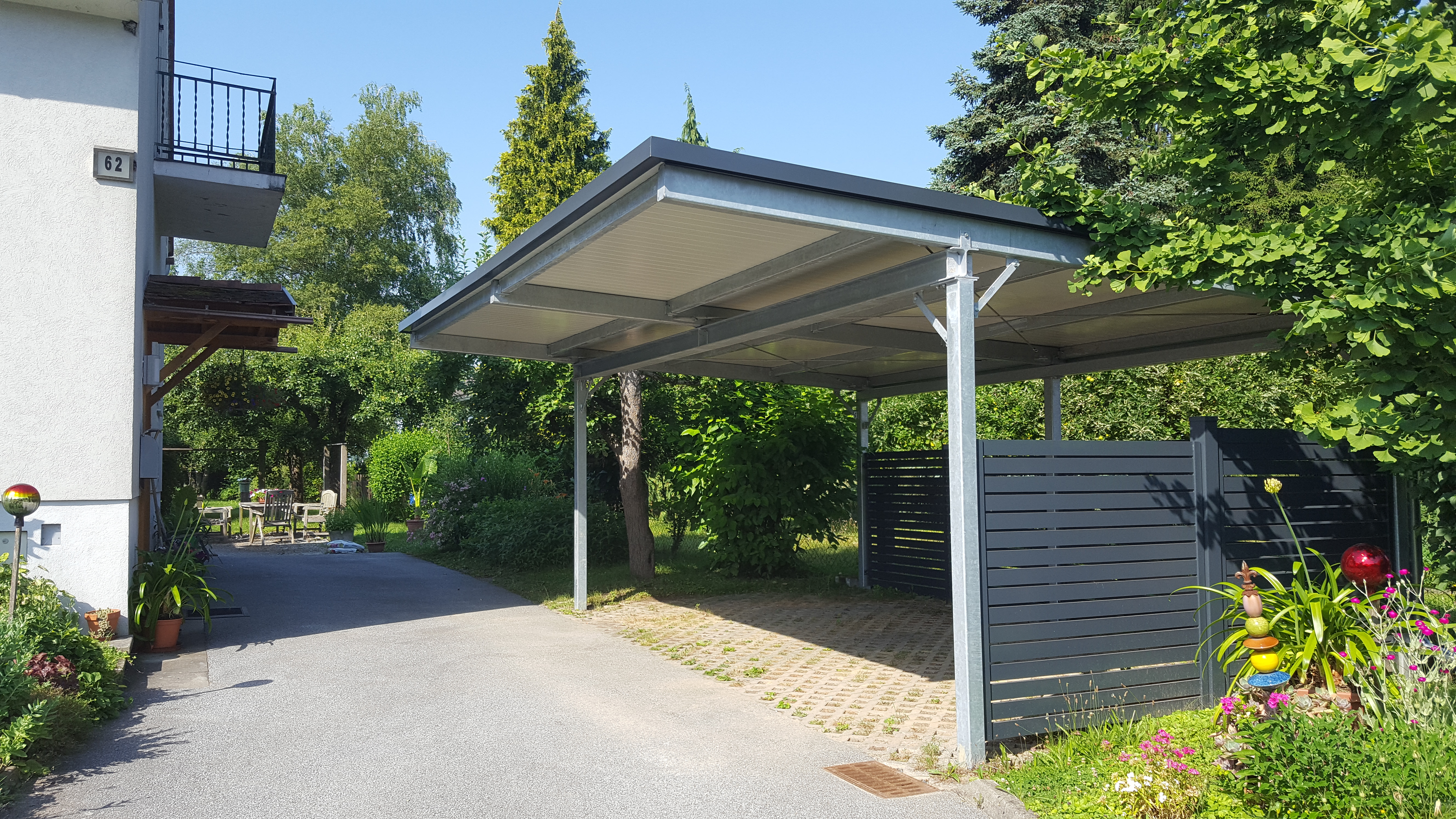 Carport mit Seitenwand in grau