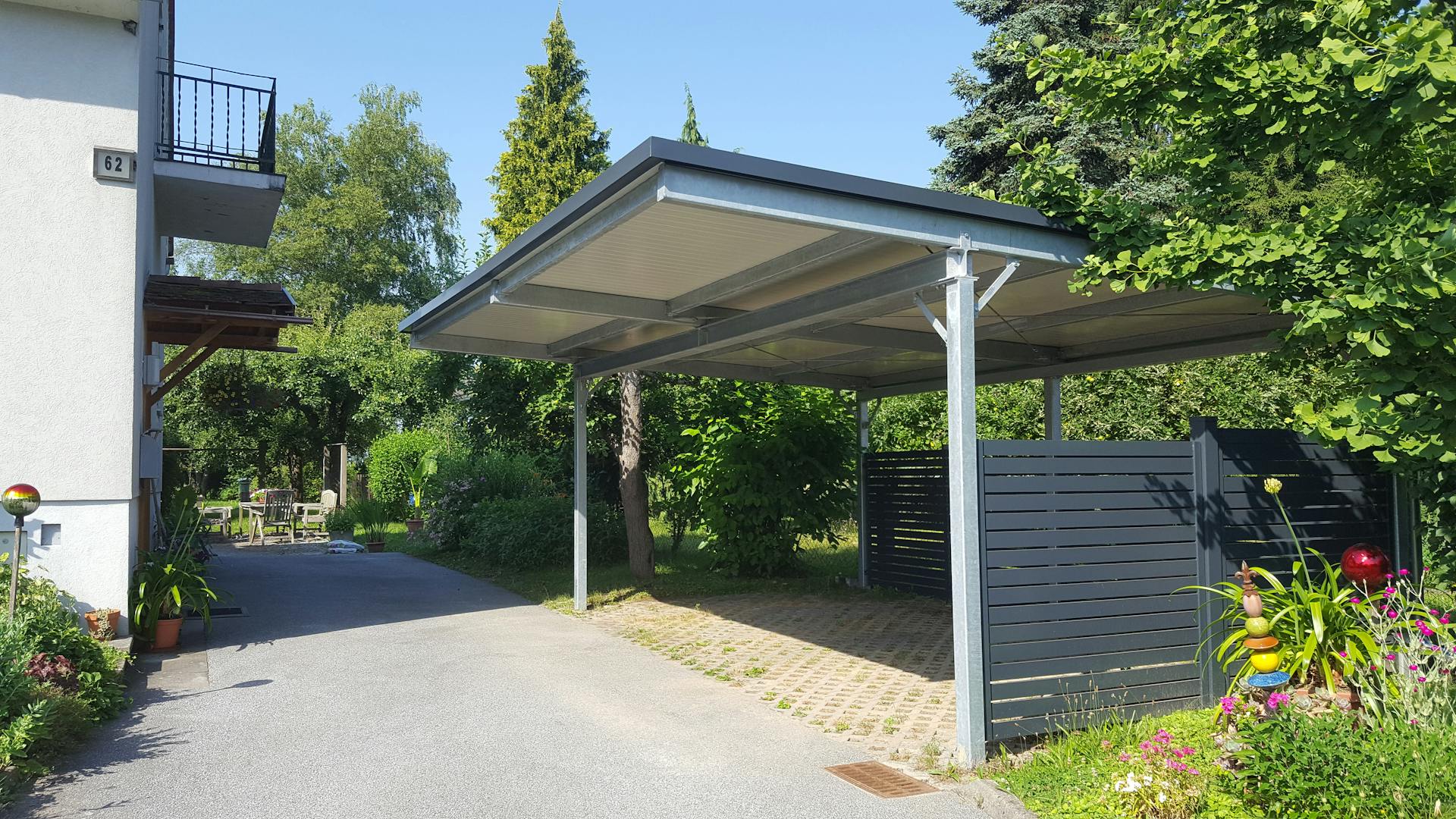 Carport mit Seitenwand aus Holz