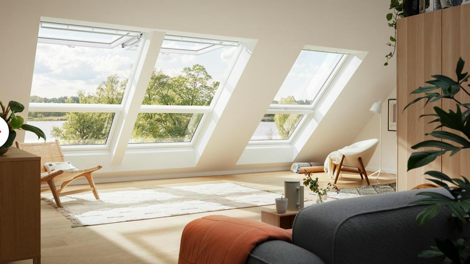 Schräge Wand mit drei gekippten Dachfenstern.