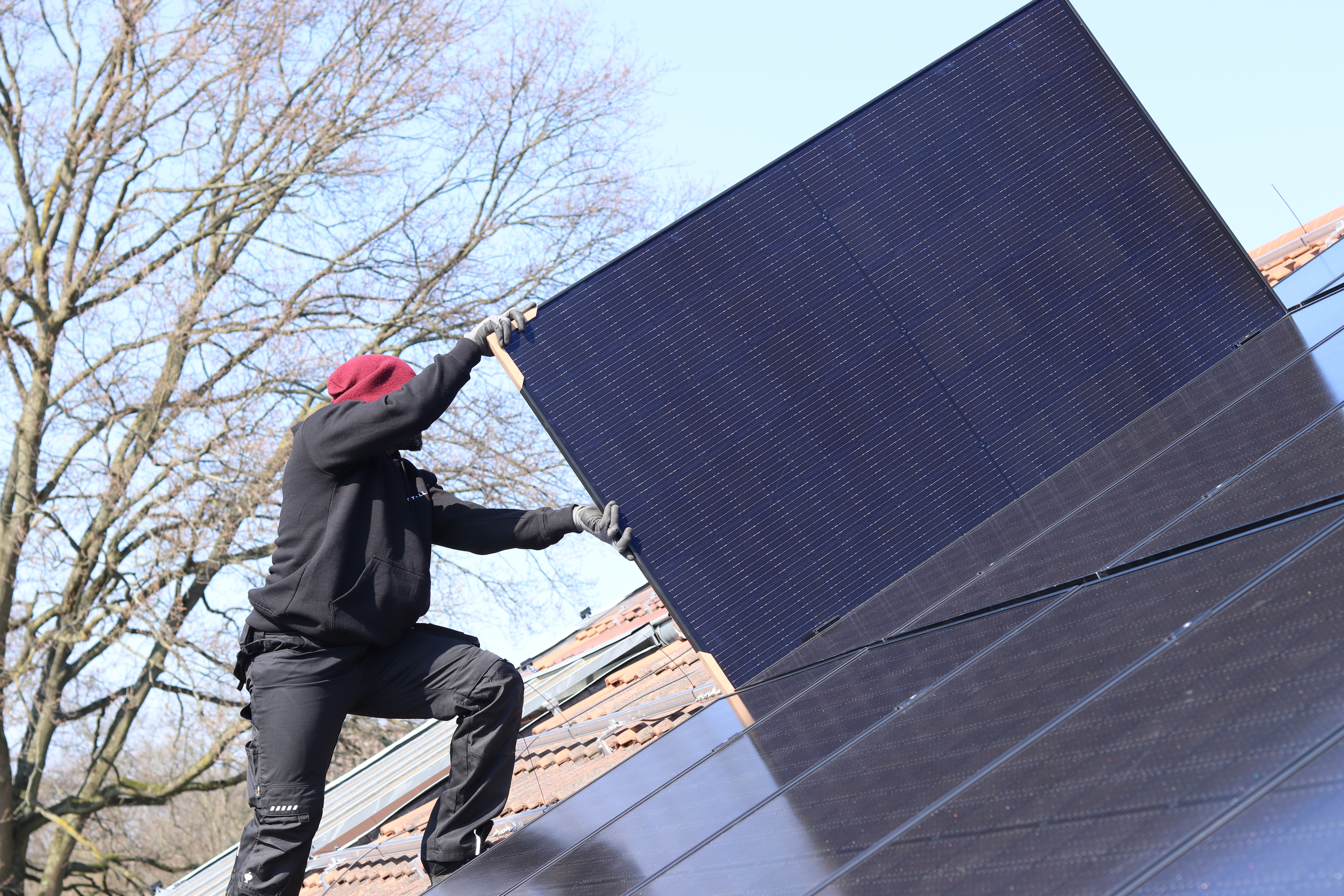 Person installiert ein Solarpanel