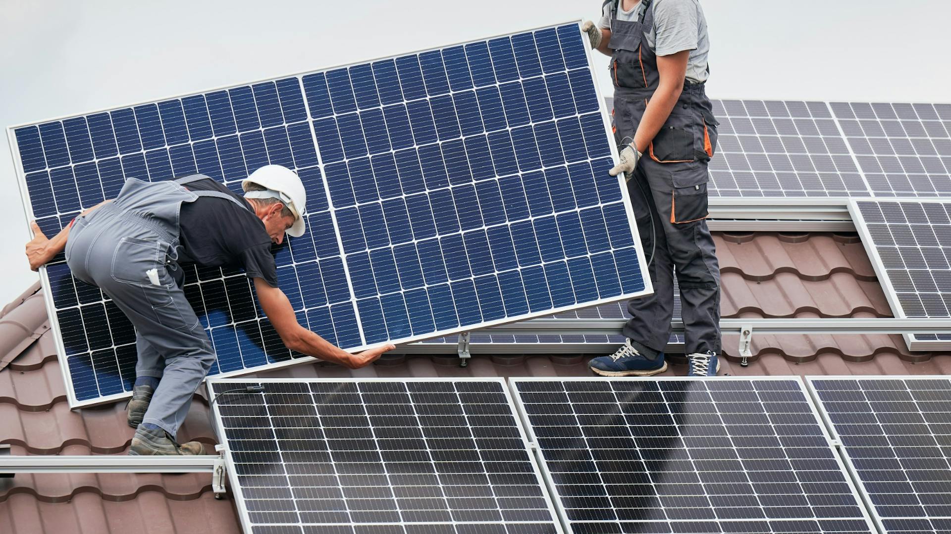 Haus mit Photovoltaikanlage auf dem Dach nach Umsatzsteuereinsparung