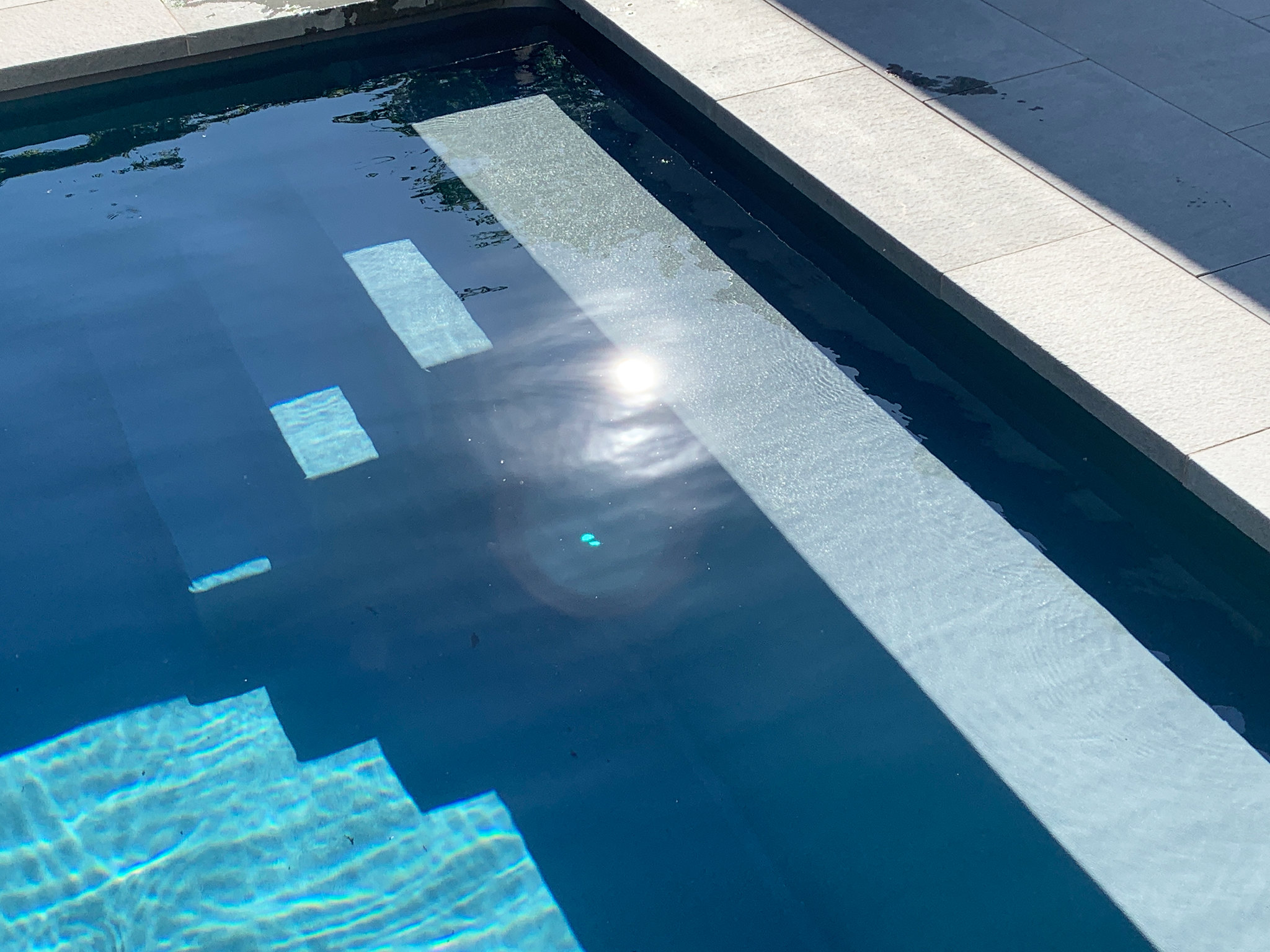 Pool mit Pooltreppe.