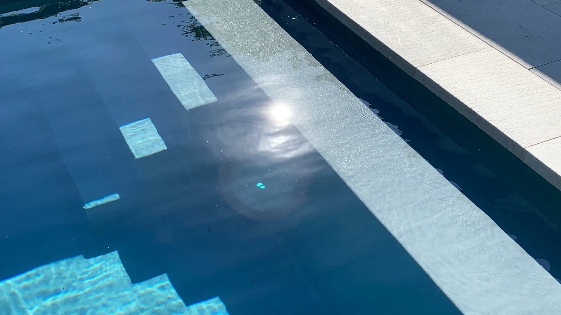 Pool mit Pooltreppe.