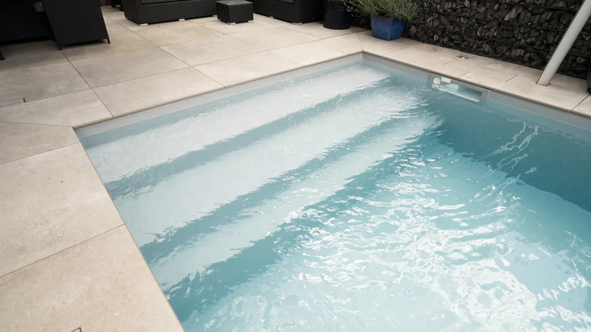 Pool mit Pooltreppe.