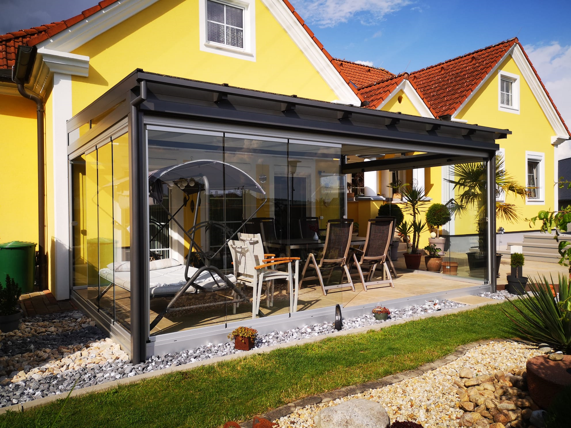 Sommergarten mit Glasschiebelementen zur persönlichen Anpassung