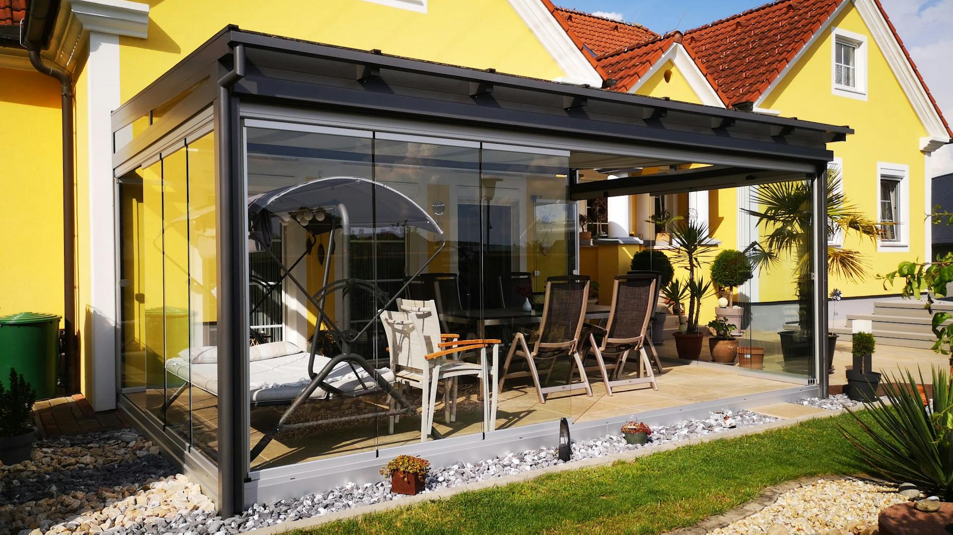 Sommergarten mit Glasschiebelementen zur persönlichen Anpassung