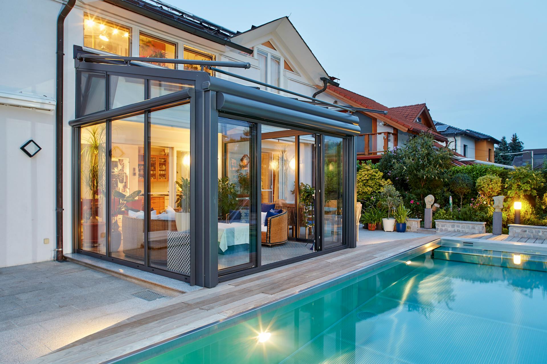Sommergarten in Anthrazit mit Glas-Schiebetür