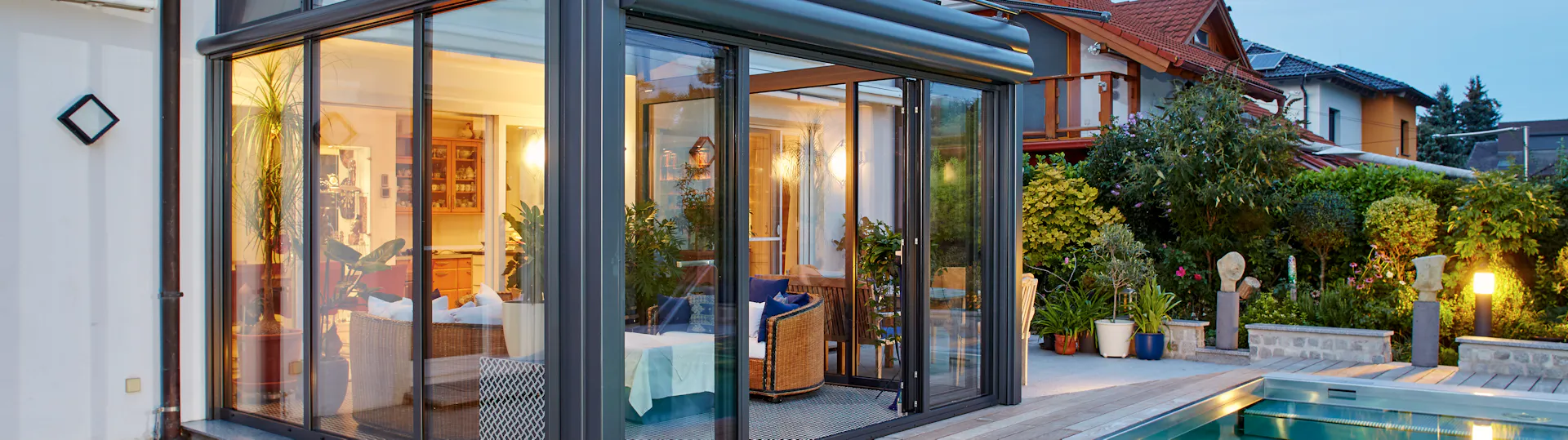 Sommergarten in anthrazit ans Haus befestigt