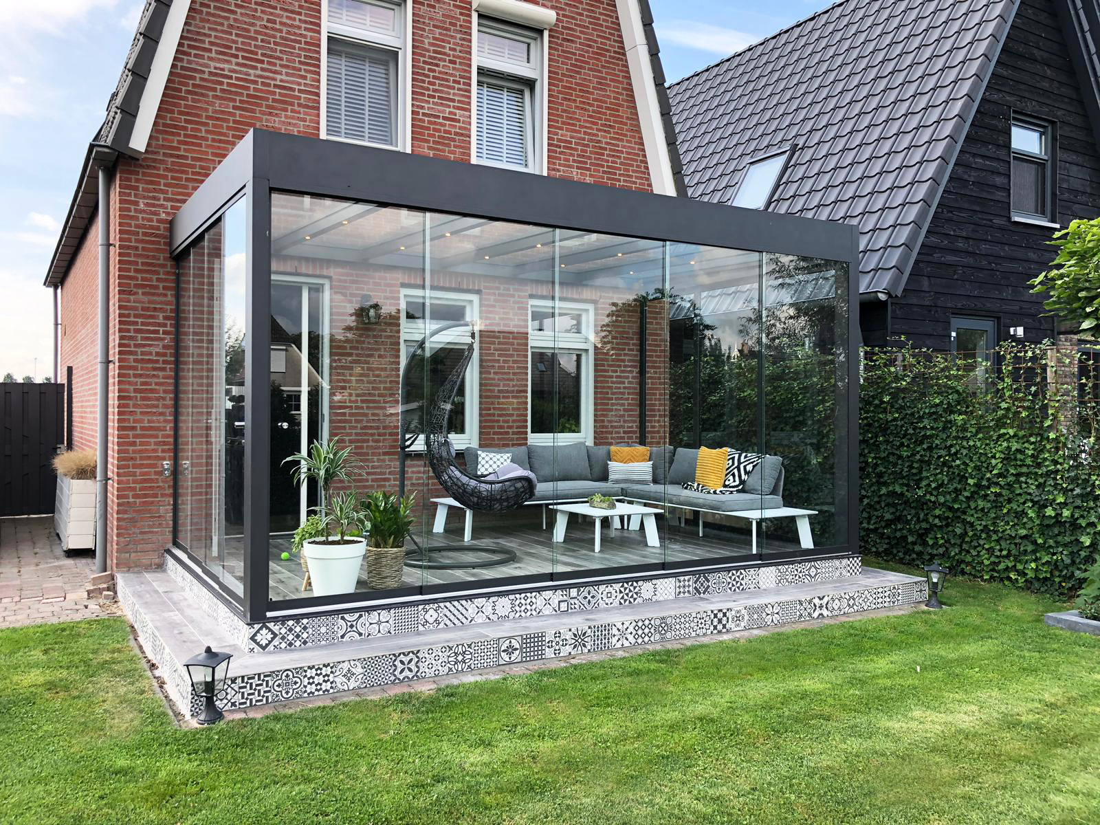 Sommergarten mit Glasschiebetüren