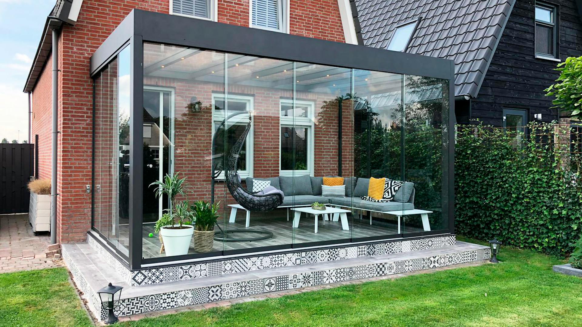 Sommergarten mit Glasschiebetüren