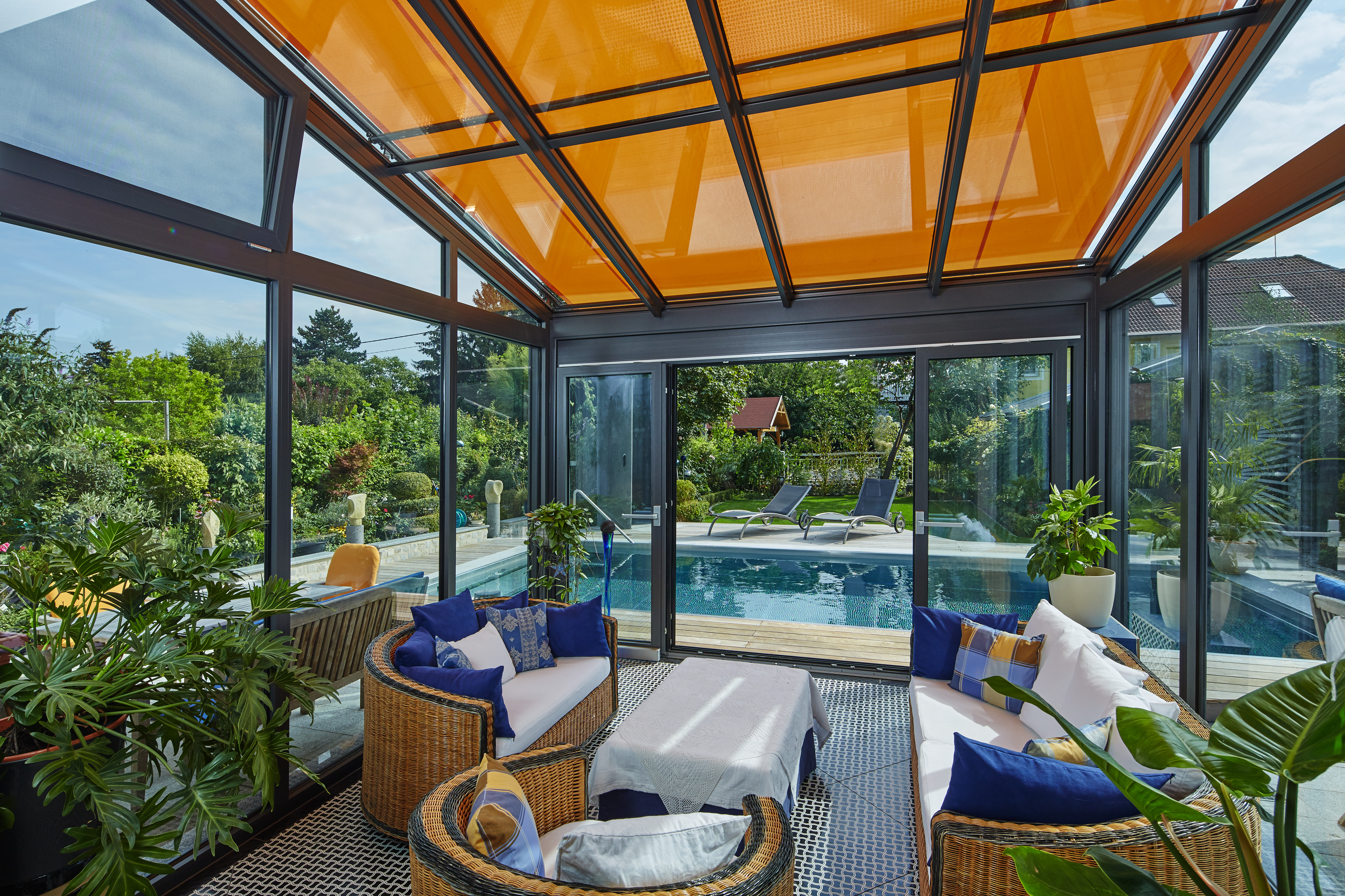 Wintergarten von Innen mit einer Pool-Aussicht