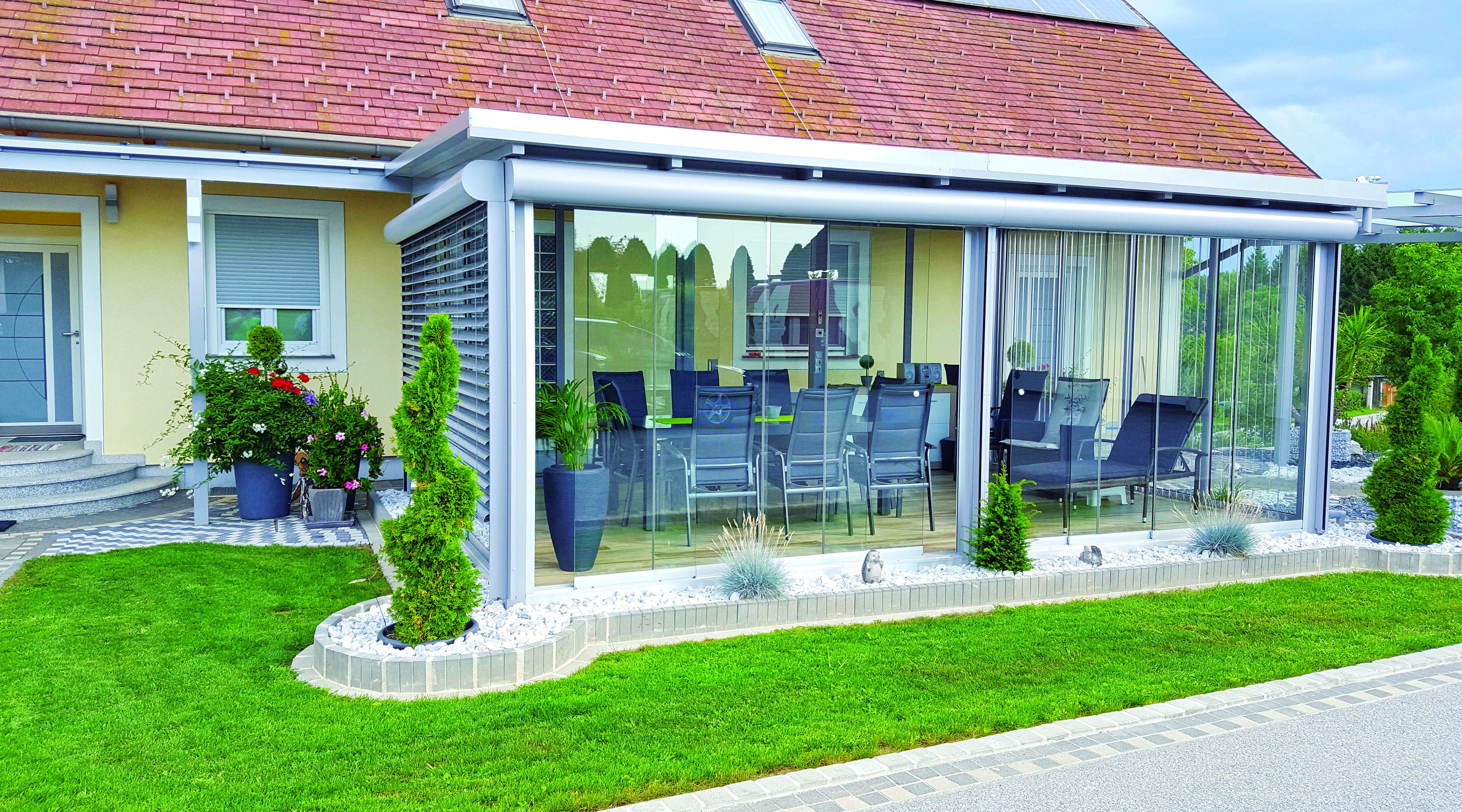 Sommergarten in hellgrau mit Senkrecht-Jalousien