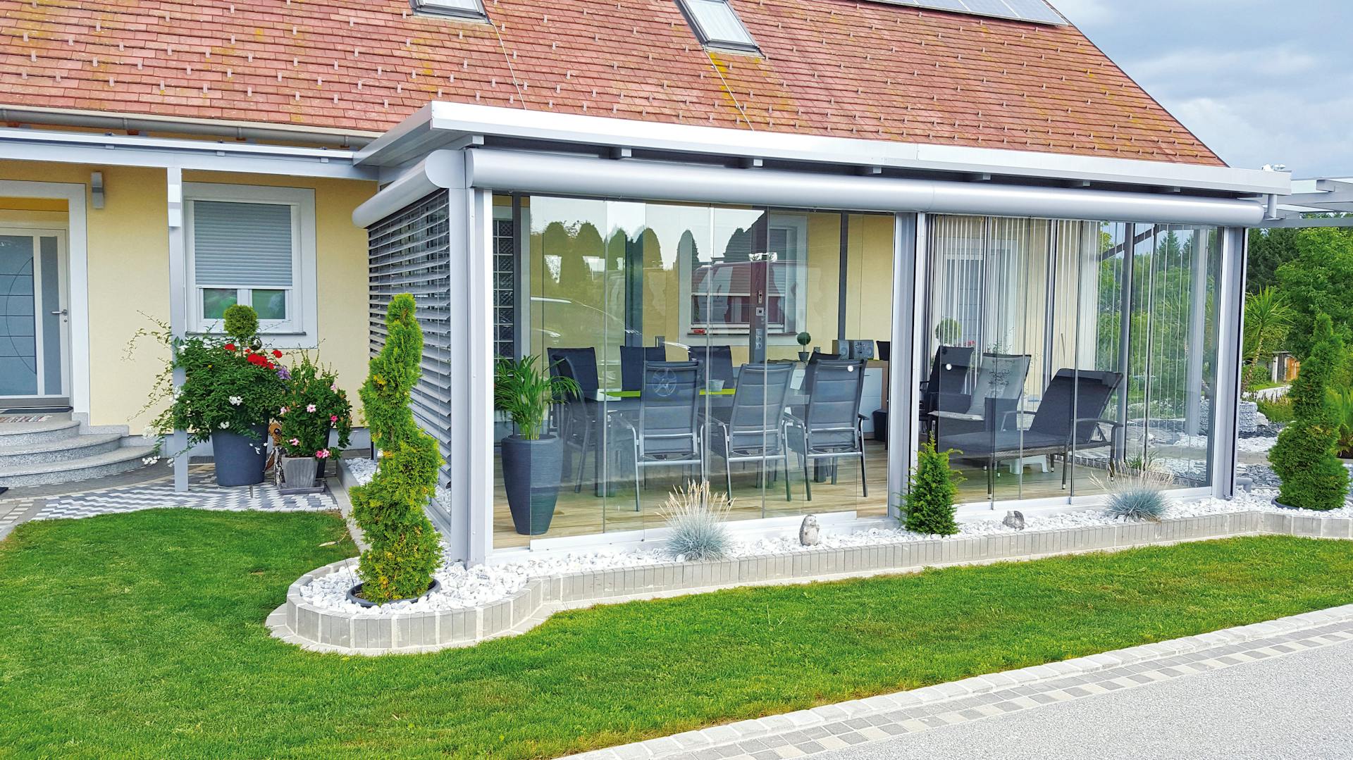 Sommergarten in hellgrau mit Senkrecht-Jalousien