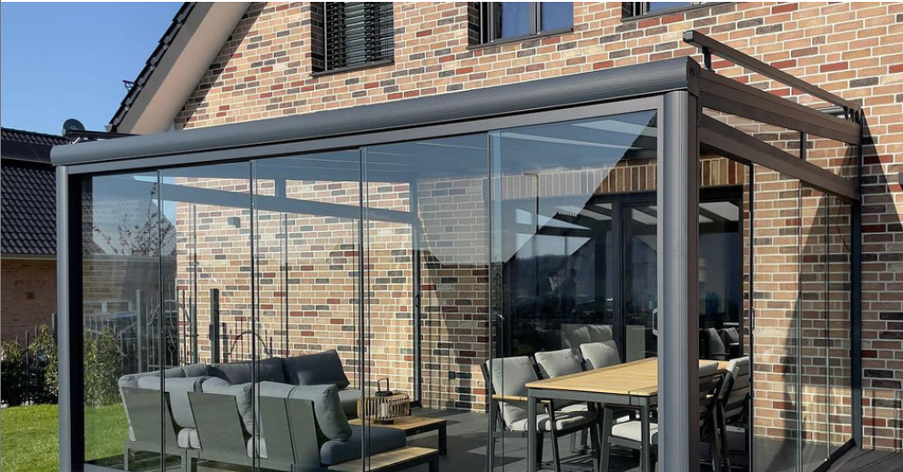 Sommergarten mit Aluprofilen in Waldgrün