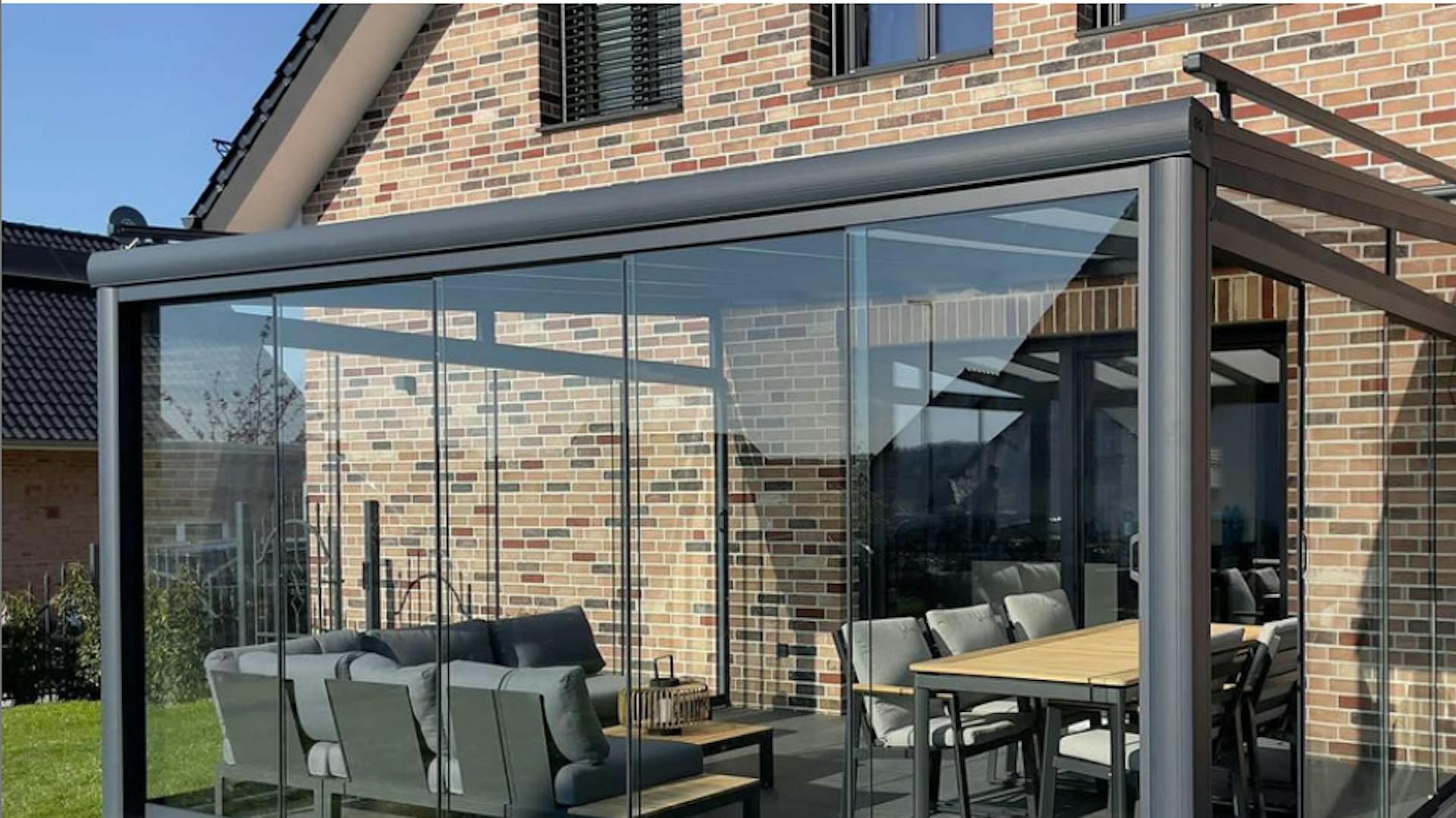 Sommergarten mit Aluprofilen in Waldgrün