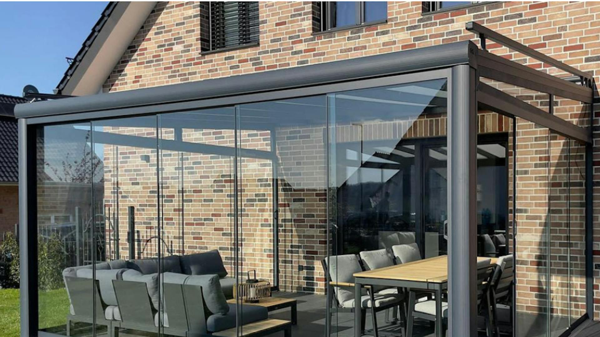 Sommergarten mit Glaschiebetüren und einer Aufdachmarkise
