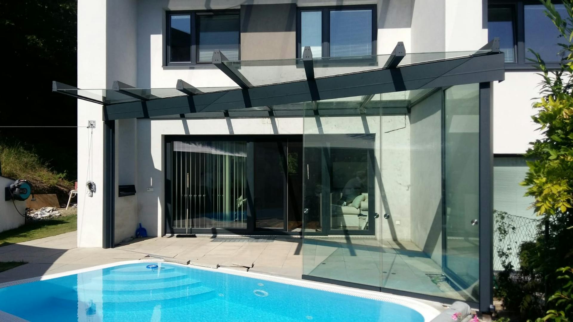 Terrassenüberdachung mit Glasdach und Seitenwand