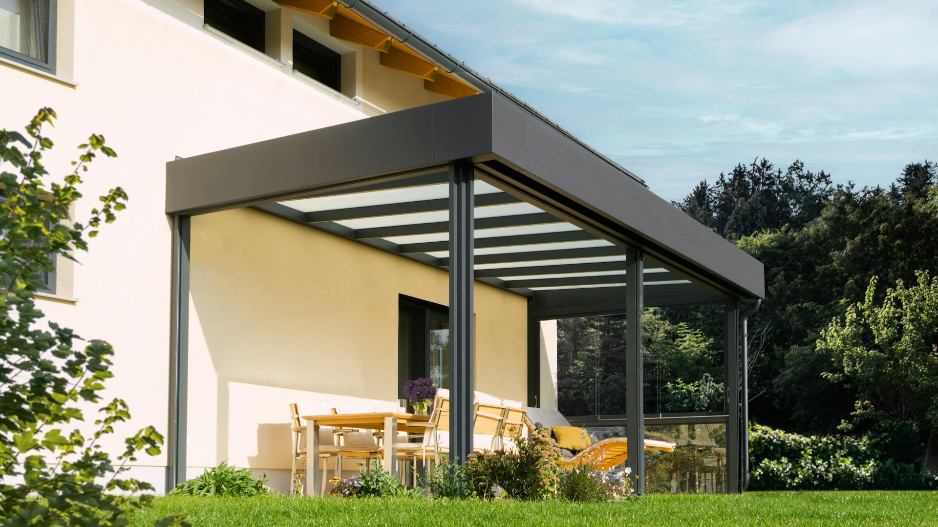 Terrassenüberdachung in Anthrazit mit Poylcarbonat-Dacheindeckung