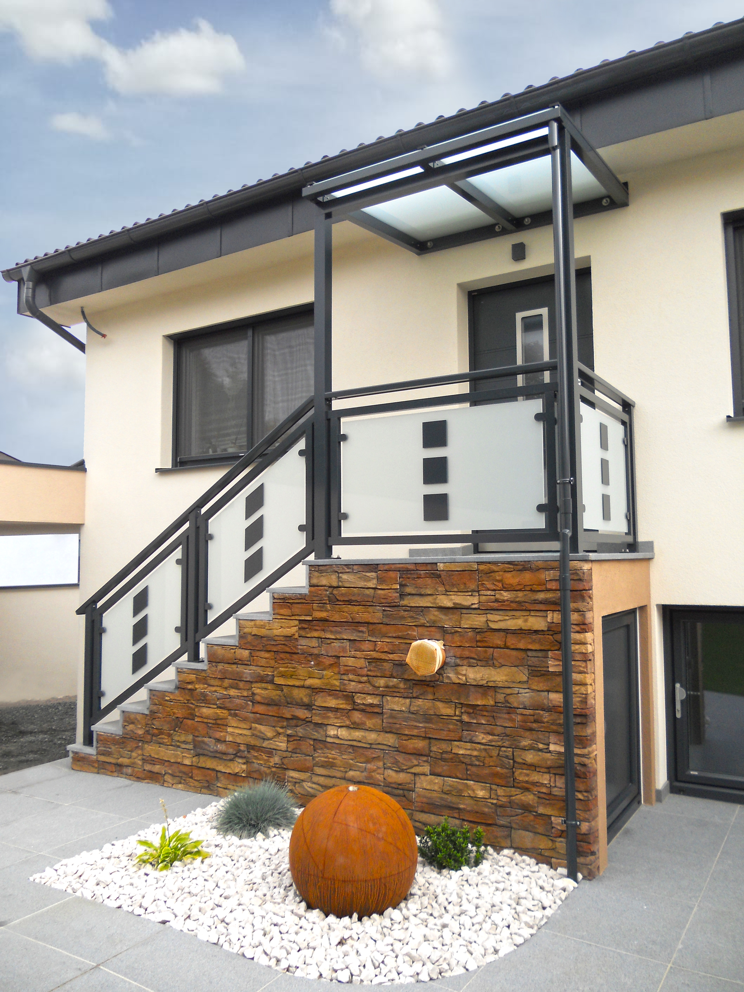Geländer für den Eingangsbereich mit Treppe