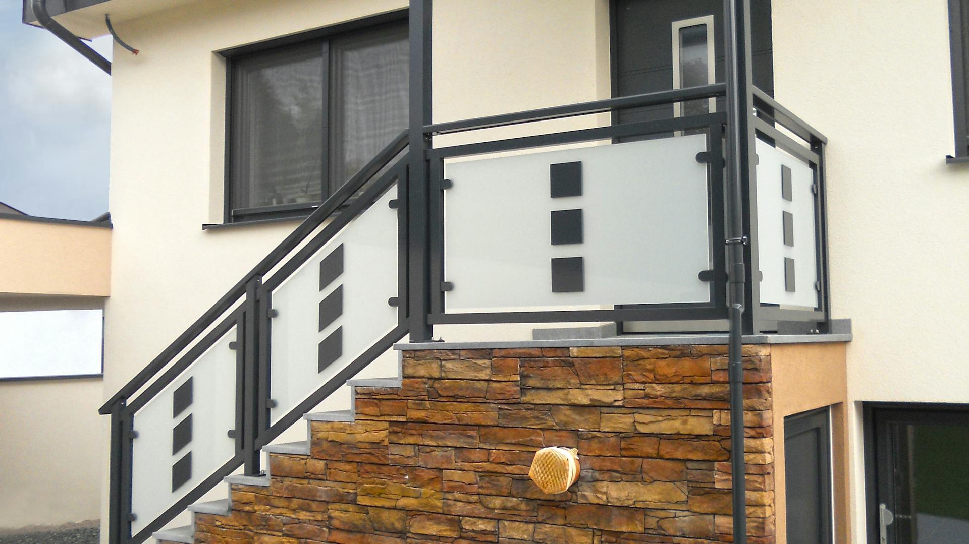 Geländer für den Eingangsbereich mit Treppe