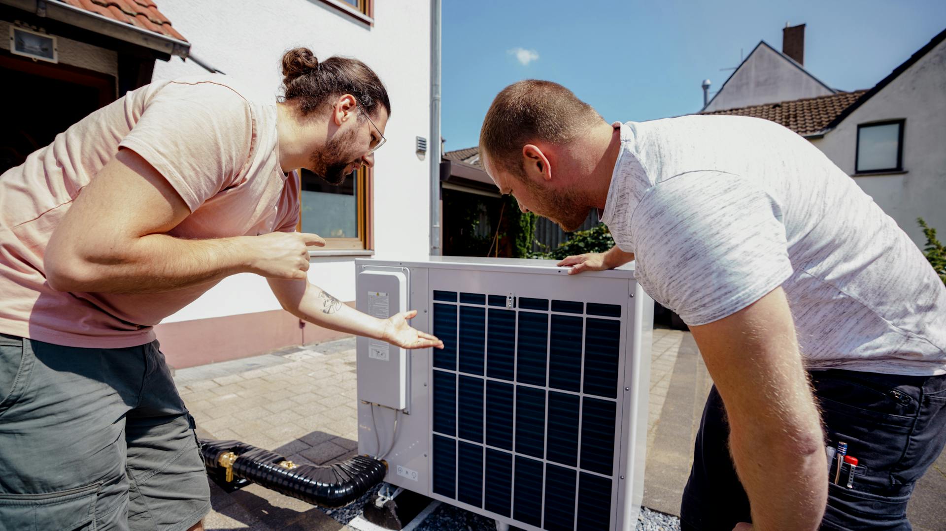 Wärmepumpe in weiß