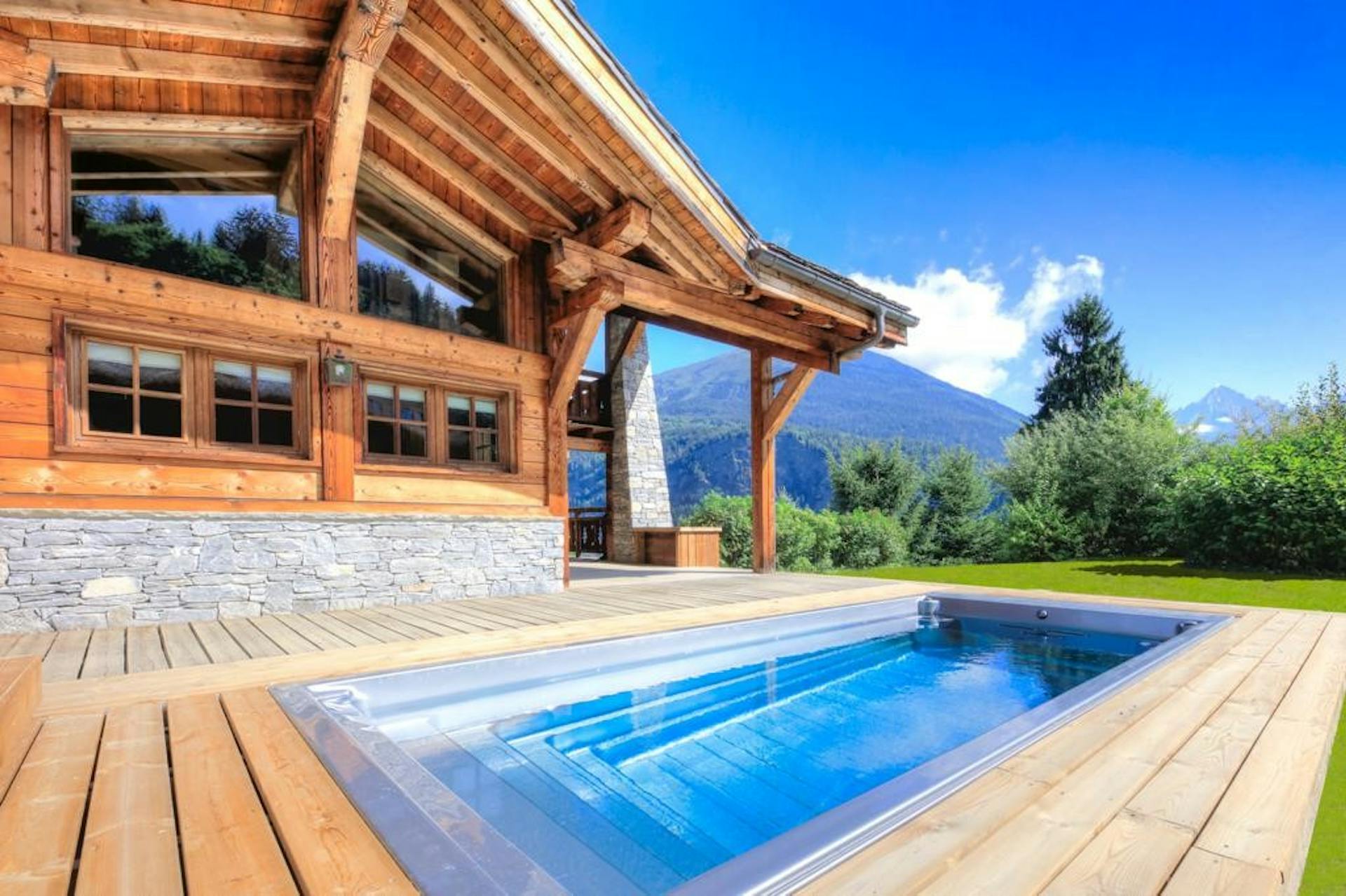 Swim Spa auf Holzterrasse