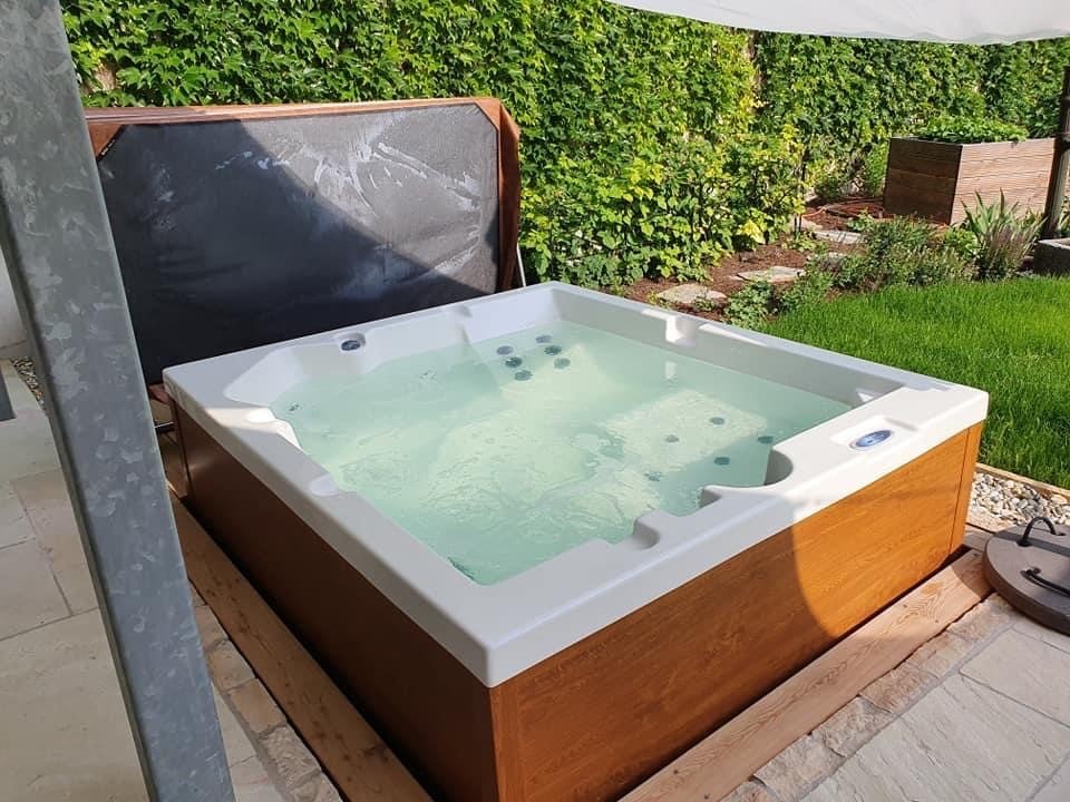 Whirlpool im Garten in Holzoptik