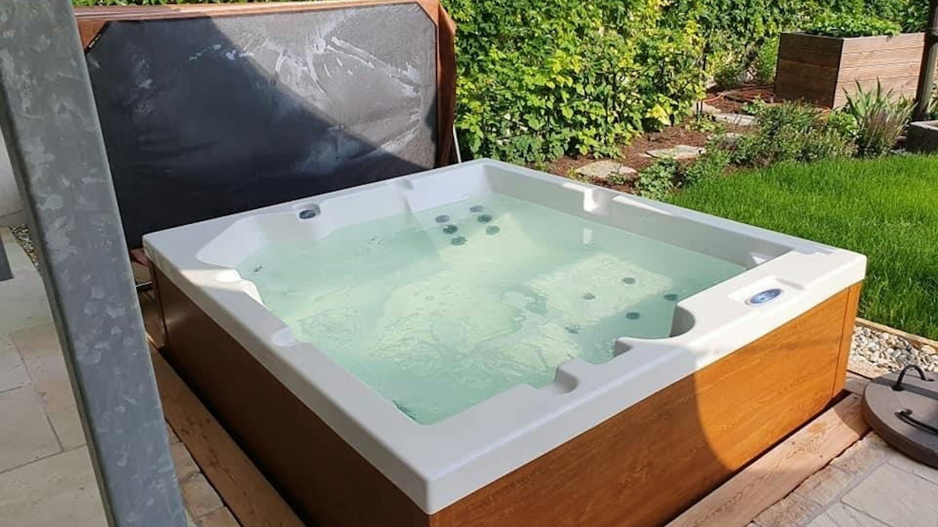 Whirlpool im Garten in Holzoptik